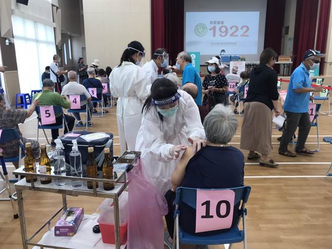 基隆市於19、20日開放80歲以上長者（原住民70歲）施打疫苗。（陳彩玲攝）