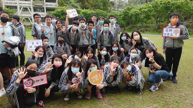 明德中学国中部会考成绩亮眼，有5名毕业生考取5A＋＋满级分。（明德中学提供／林欣仪台中传真）