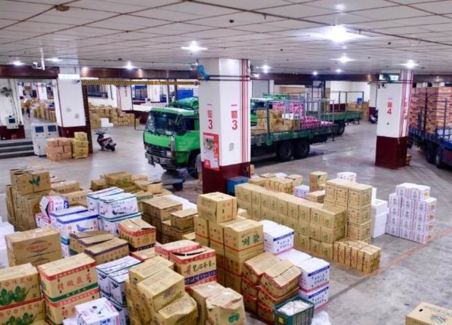 台北農產運銷公司有18人確診，爆出有員工上班兩天陰轉陽，與其他人在同一個工作環境，該營業部每天都要供20萬到30萬包蔬果給全聯，讓網友有疑慮。（郭家崴	傳真）