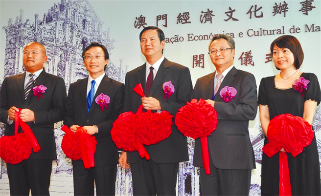 图为2012年5月13日，澳门经济文化办事处举行开幕仪式，有关人员一同剪彩庆祝。（本报资料照片）