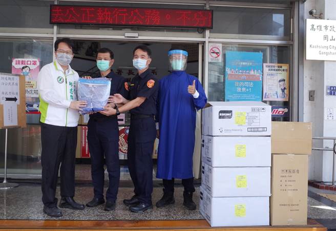 民进党立委邱志伟（左）17日捐一批防疫物资给冈山警分局。（林瑞益摄）