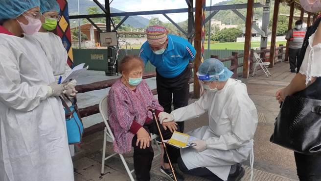 桃源山区17日持续进行75岁以上长者AZ疫苗施打，有一名杜吴女士非常害怕打针，最后由医疗团队及復兴里江里长陪她一起祷告后，顺利完成施打疫苗。（高市原民会提供／林雅惠传真）