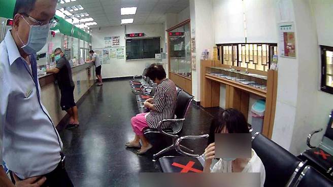 学甲邮局专员和员警耐心地告知被害人已落入诈骗陷阱。（读者提供／张毓翎台南传真）