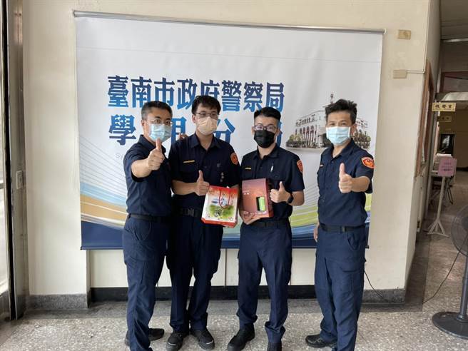 学甲分局长翁志宏（左一）立即表扬阻诈有功员警。（读者提供／张毓翎台南传真）