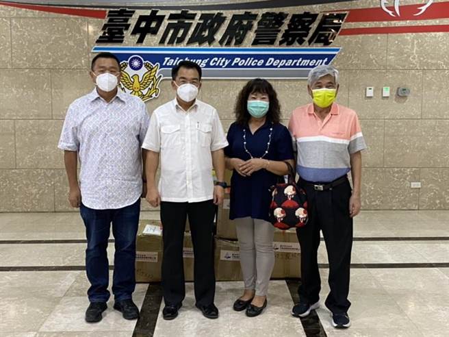 挺警做防疫！大台中不动产开发公会及满弓企业捐赠台中市警局防疫物资。（警方提供／陈淑芬台中传真）