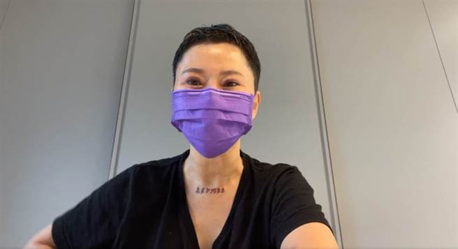 詹雅雯日前開直播驚見鎖骨有刺青，背後意義有洋蔥。（圖／翻攝自詹雅雯臉書）