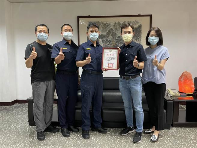 热心企业馥华集团今捐赠给土城分局15万元防疫津贴，盼保障员警执勤安全。（土城分局提供）