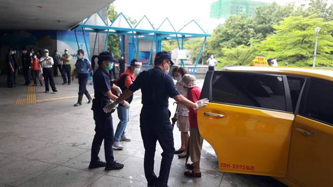 高市三民二分局警方在长辈打疫苗的接种站，协助行动不便的长者下车。（警方提供／石秀华高雄传真）