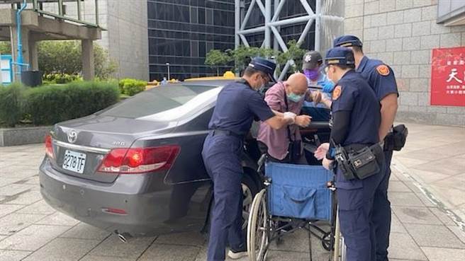 警方在接种站安排勤务，协助打疫苗长者上下车。（警方提供／石秀华高雄传真）