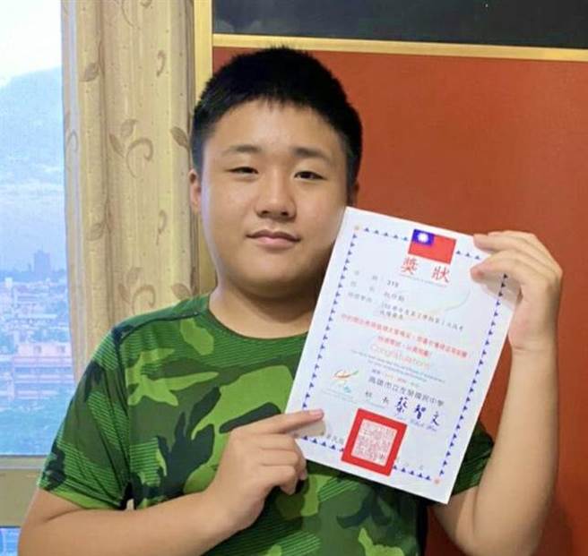 左营国中毕业生阮仕勤在校期间品学兼优，日前国中会考成绩揭晓，他拿下5A佳绩。（左营国中提供／曹明正高雄传真）
