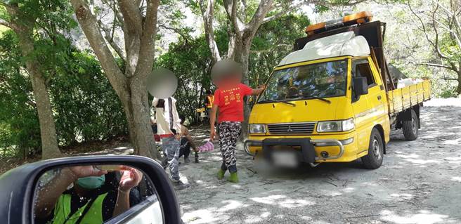 花蓮新秀地區疫情嚴峻，警方加強巡邏發現工程未戴口罩，卻辯稱「我正要吃便當」，自知理虧吃下罰單。（警方提供／王志偉花蓮傳真）