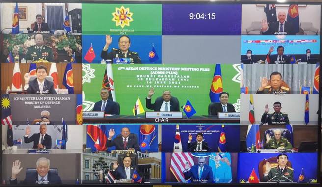 美國防長奧斯丁與中國防長魏鳳和首次在東盟防長視訊會議上同場交鋒，奧斯丁指控「中國在南海行為違法」，魏鳳和則回應「捍衛國家核心利益堅定不移」。(圖／推特@MayWongCNA)
