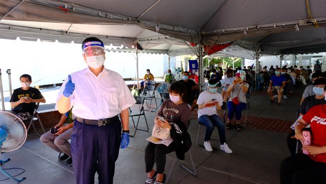 新竹县长杨文科17日前往竹东戏曲公园，视察疫苗接种情形，也感谢民眾配合。（庄旻静摄）