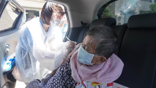 新竹县各乡镇市卫生所为高龄者接种疫苗，提供得来速服务，让行动不便者、高龄者留在车上，由医护团队于车牌问诊、接种，全程免下车。（县府提供／庄旻静新竹传真）