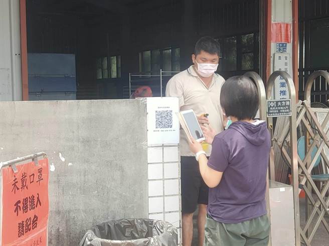 官田区农会位于社子的芒果烘乾加工场17日正式开工，每次限1位农民进入。（读者提供／刘秀芬台南传真）