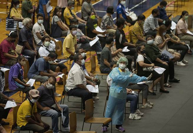 泰国发现印度变种病毒病例持续增加，忧心这恐怕会成为未来2到3个月泰国疫情的主要趋势。图为泰国民眾准备接种疫苗。（图／美联社）