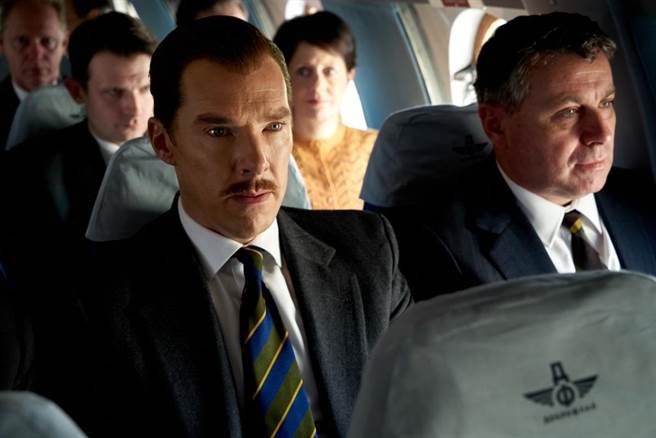 英倫男神班奈狄克康柏拜區主演的《鐵幕行動》，故事緊張刺激。（車庫娛樂提供）