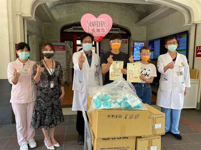 藝人侯昌明、曾雅蘭、羅志祥一同捐出2台高流量氧氣鼻導管全配系統（HFNC）給衛生福利部基隆醫院。（衛生福利部基隆醫院提供／陳彩玲基隆傳真）