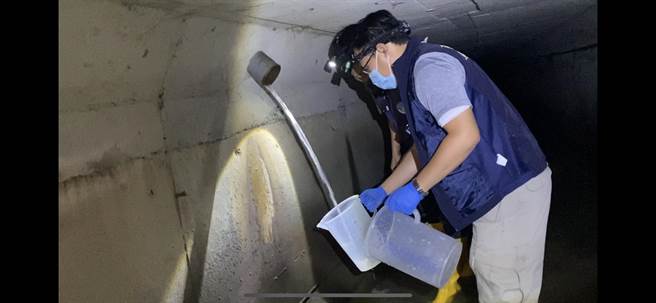 台南市环保局昨晚会同环保署南区督察大队，在流经永康、仁德间的三爷溪查获皮革工厂非法排偷废水。（台南市环保局提供／曹婷婷台南传真）