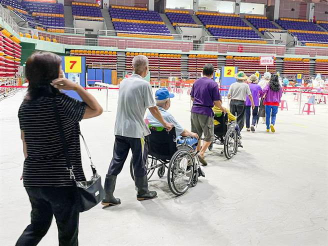 屏东市一名安养院82岁女性长者16日注射疫苗后，17日下午被发现口吐白沫，送医急救仍不治。(翻摄潘孟安脸书)