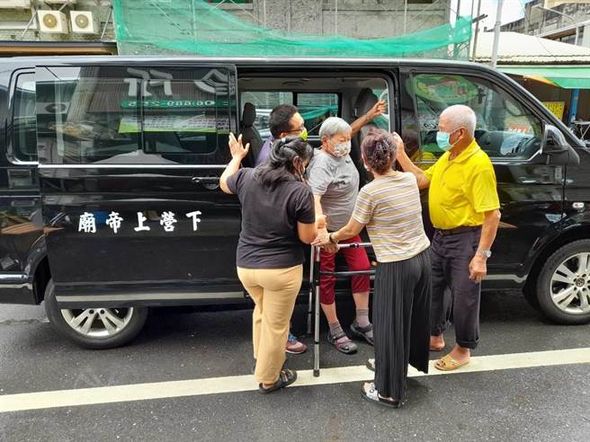 下營上帝廟支援一輛9人座廂型車協助接送長輩打疫苗。（下營區公所提供／劉秀芬台南傳真）