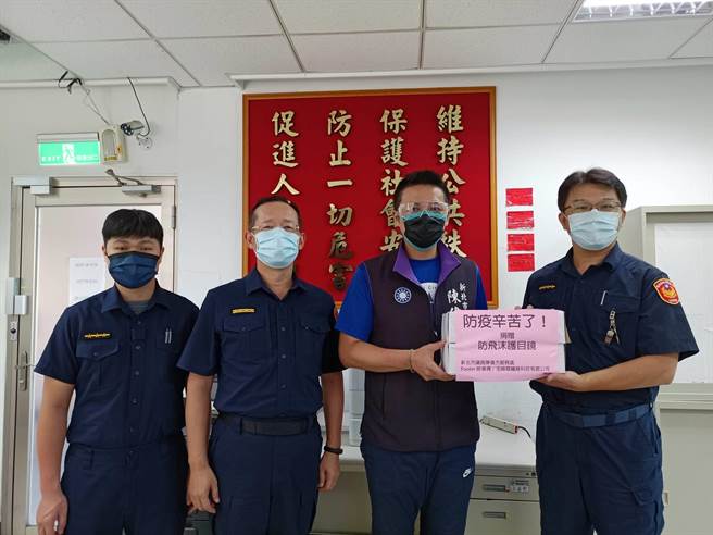 議員捐贈防疫護目鏡 力挺防疫第一線員警（淡水警提供）