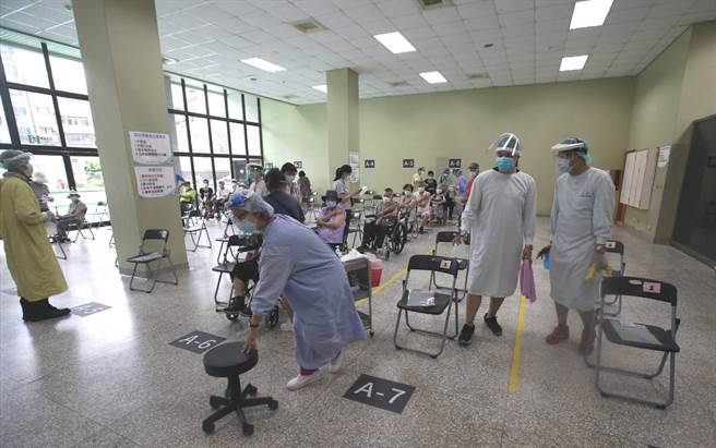 接种疫苗猝死案频传，北市再传一名72岁妇人施打疫苗隔天喘不过气，送医不治。(示意图／陈君玮摄)