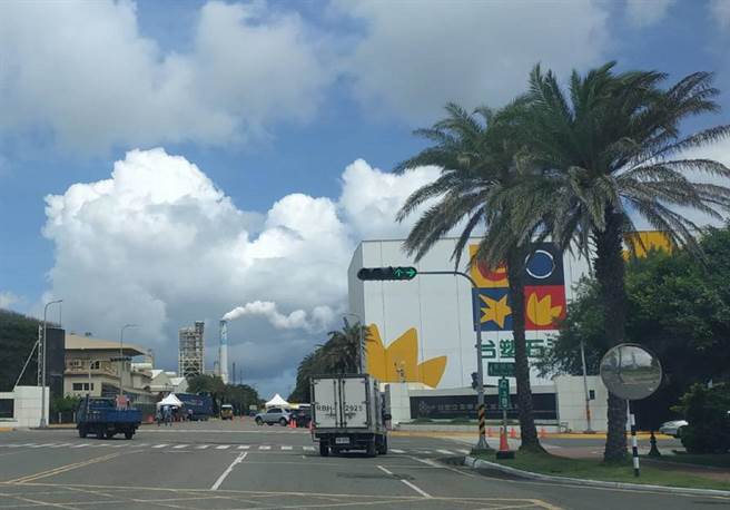 雲林縣麥寮鄉六輕工業區員工普篩第3天，3天共篩逾萬人全部陰性。（張朝欣攝）