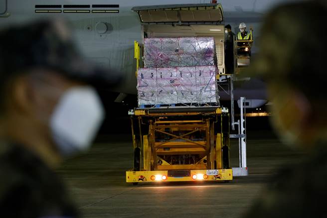 韩国261人接种疫苗后死亡，以施打辉瑞者占最多，但接种疫苗和死亡的关联仍未知。图为送至南韩的疫苗。（图／路透社）