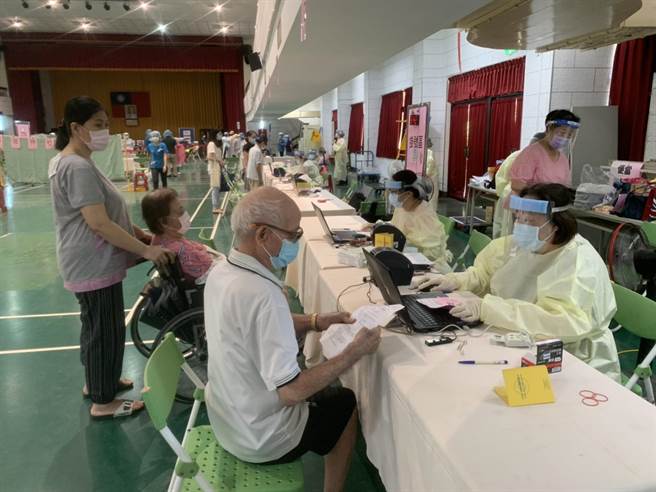 桃园高龄施打流程顺畅，里长和工作人员功不可没，但不少里长和基层公务员不满半天就能完成的流程，市长郑文灿却宣布周六下午也要加场施打。（蔡依珍摄）