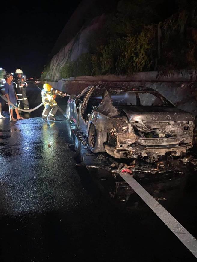 台东南迴公路多良段17日晚间近9点发生火烧车意外。（民眾提供／蔡旻妤台东传真）