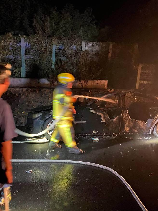 台东南迴公路多良段17日晚间近9点发生火烧车意外。（民眾提供／蔡旻妤台东传真）
