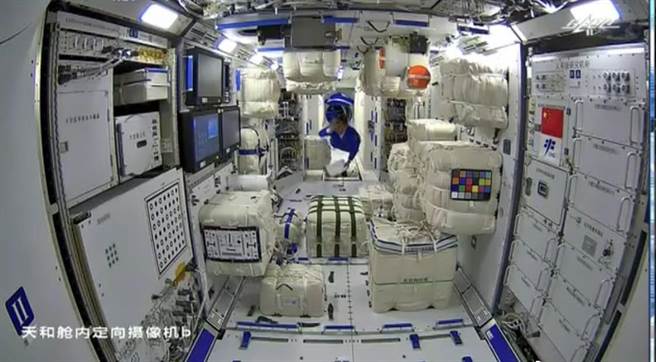 神舟12號載人飛船與天和核心艙實現自主對接後，太空人乘組進入軌道艙。這是中國人首次進入自建的太空站。（圖／央視截圖）