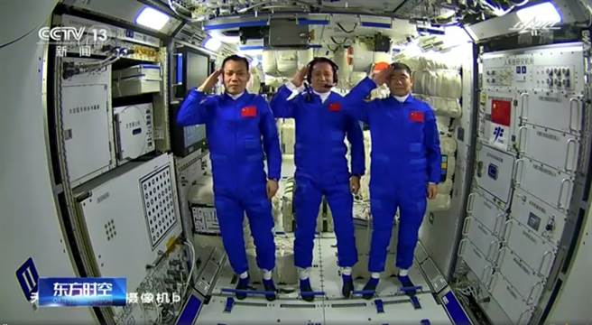 3名中國太空人首次進入自建太空站，網民歡呼：「不用看NASA臉色了！」（圖／央視截圖） ​
