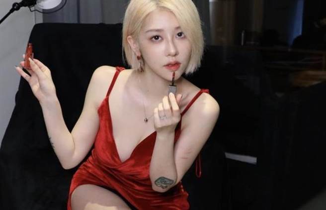 網紅「美麗妄娜」擁有前衛造型、火辣身材曲線。（圖/美麗妄娜 IG)