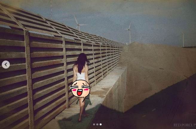 郭鬼鬼屁股蛋被看光。（图／翻摄自angelakuo0504 IG）
