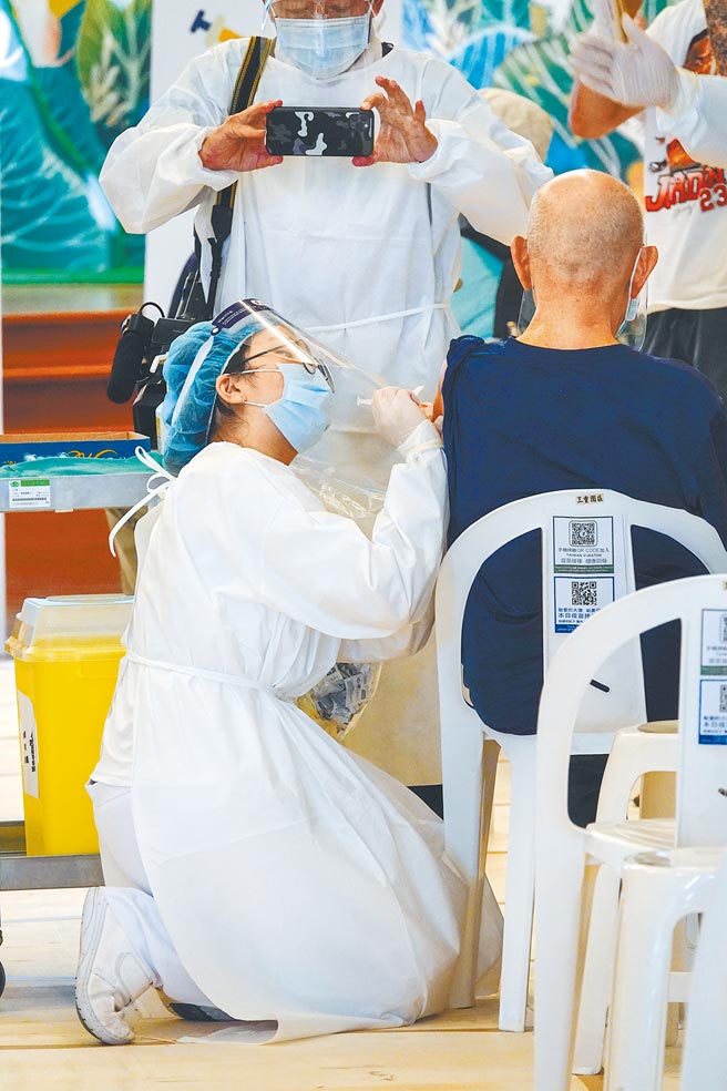 长者AZ疫苗第二天开打，慈济医院开刀房护理师李沂洺（见图）採「宇美町」式施打法，但她全程都没坐椅子，而是蹲跪在地，以接近施打者高度为老人家接种，并贴近耳边安抚情绪。（黄子明摄）