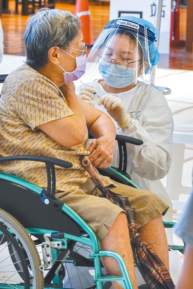 长者AZ疫苗第二天开打，慈济医院开刀房护理师李沂洺（见图）採「宇美町」式施打法，但她全程都没坐椅子，而是蹲跪在地，以接近施打者高度为老人家接种，并贴近耳边安抚情绪。（黄子明摄）