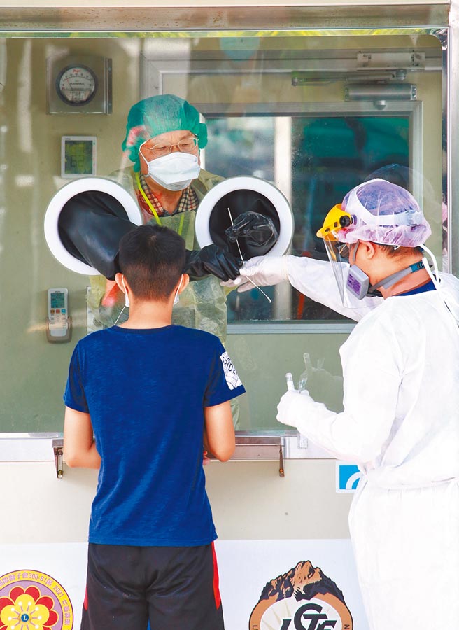 新北市長侯友宜認為廣篩戰術奏效，找出很多無症狀確診。圖為位於新北三重院區的快篩站16日仍有許多民眾前往檢測。（陳信翰攝）