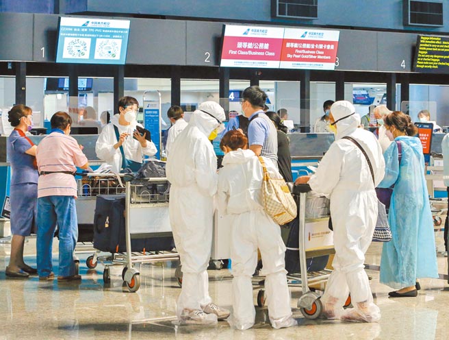 国内疫苗严重不足，很多人担心受到感染，出国施打疫苗者渐多，中央疫情指挥中心强调，禁止组团出国施打疫苗。（陈麒全摄）