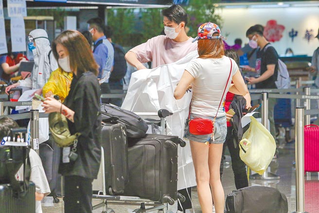 国内疫苗严重不足，催出赴美狂潮，长荣、华航相继启动北美线增班。（陈麒全摄）