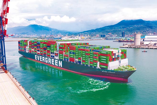 货柜航运产业持续畅旺，法人估长荣2021年将赚超过一个股本。（图／长荣海运）