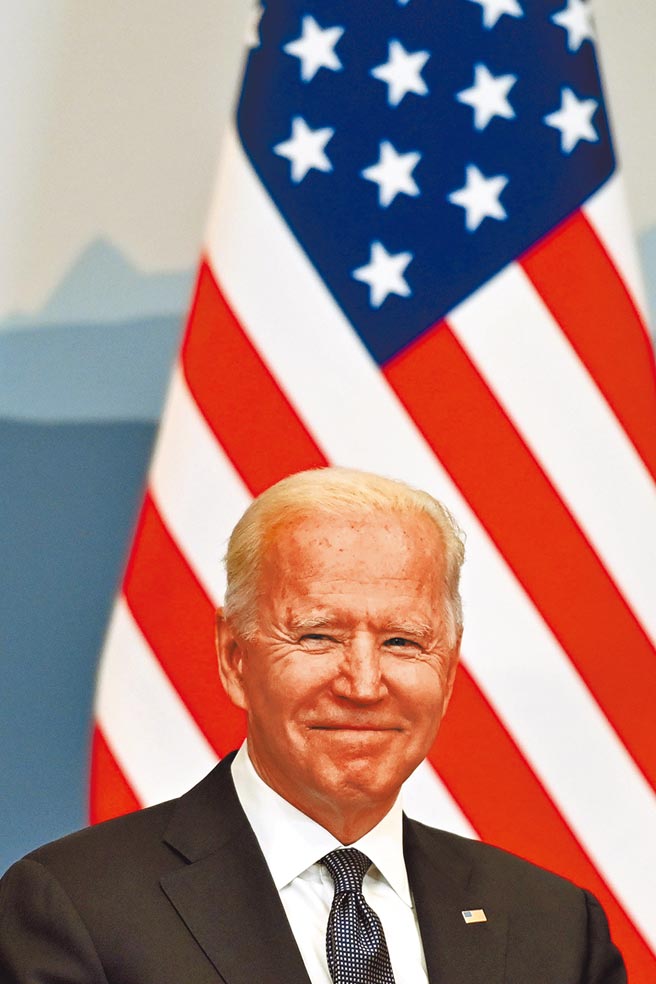 美國白宮15日發布針對本土恐怖主義的國家戰略，提高聯邦政府應變能力，以打擊國內恐怖活動。拜登發表聲明指出，此一反恐戰略旨在以綜合手段，預防、打擊和威懾美國國內恐怖主義。（路透）