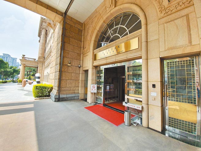 王姓男子提告指控，妻子许女与黄姓男子雨天共撑一伞相互依偎、共乘机车搂腰环抱，他提告求偿100万元，一审判决许女与黄男赔偿，二审改判15万元确定。。(本报资料照片)