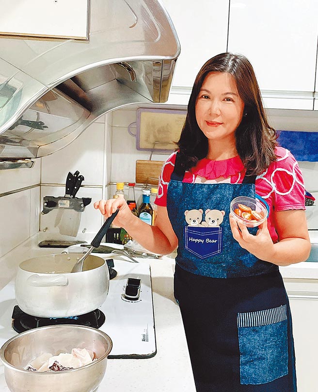 居家主婦邱金英防疫期間共研發超過40道料理，更直播分享烹煮過程，成了另類網紅。（林和生攝）