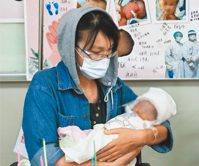 38岁新北周姓确诊妇人6月1日在中山附医隔离病房完成剖腹产，经多日努力配合治疗，终获准解隔离，她16日和女儿初见面，忍不住激动落泪。（中山附医提供／冯惠宜台中传真）