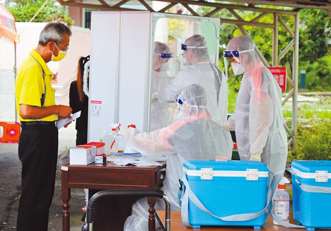 嘉义县确诊案13302感染源不明，又是超商员工，16日县府针对当地高风险民眾启动社区PCR检测，昨天共计88人接受採检。（吕妍庭摄）