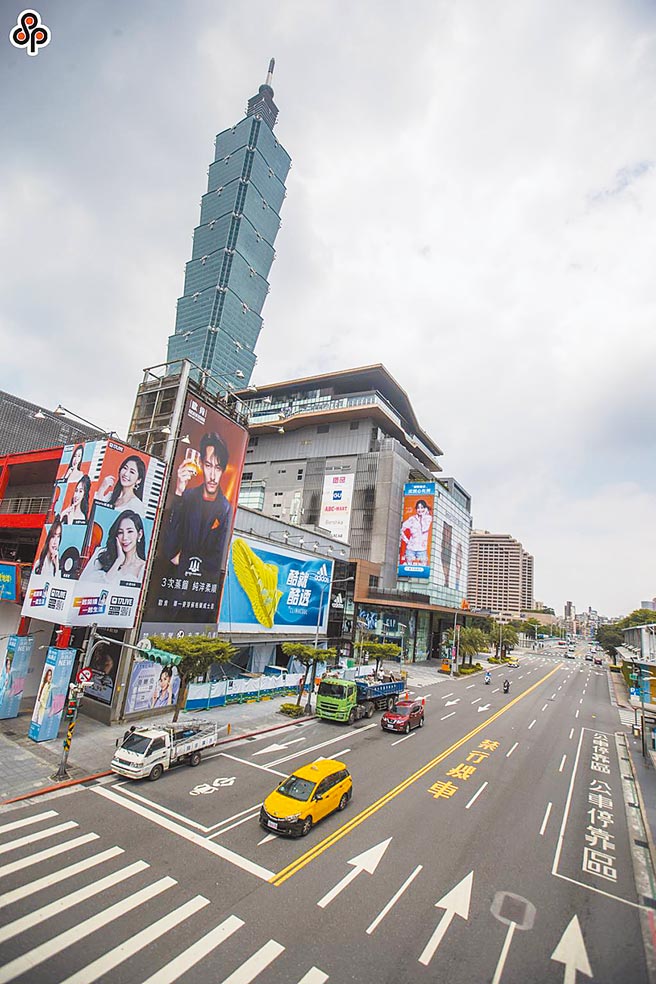 本土個案爆發期間，北市上午尖峰車流量慘跌2成，隨著疫情逐漸好轉，路上車流再度回升1成，但捷運、公車運量仍慘，交通局推測，即使部分民眾返回公司上班，仍會考慮染疫風險，選擇使用私人運具，而非搭乘大眾運輸。（本報資料照片）