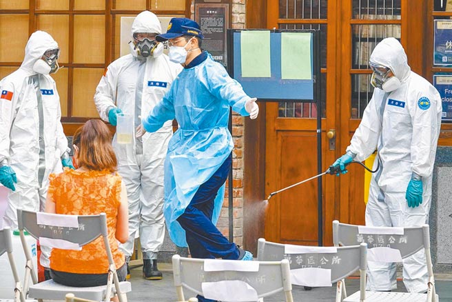 化学兵在万华剥皮寮的快筛站进行清消工作。（本报资料照片）