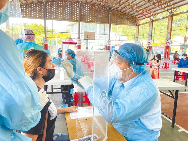 花莲县秀林乡崇德村大家庭群聚染疫风暴持续延烧，花莲县府鼓励居民前往筛检。（国军花莲总医院提供／罗亦晽花莲传真）